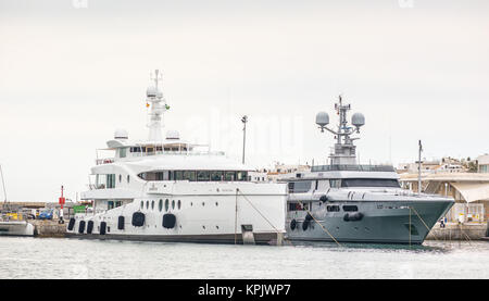 Ibiza, Spanien - 24. Mai 2015. Blick auf zwei große Schiffe in den Hafen in Ibiza. Stockfoto