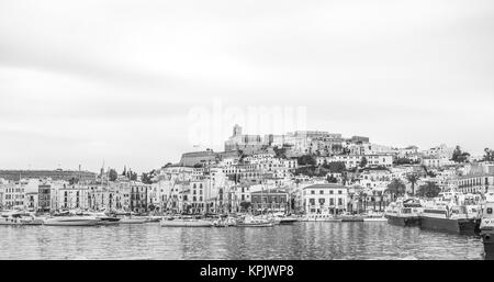 Ibiza, Spanien - 24. Mai 2015. Blick auf den Hafen in Ibiza Stadt, die Kathedrale und die Altstadt. Stockfoto