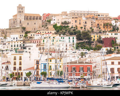 IBIZA, SPANIEN - 24. MAI 2015. Die markante Ibiza Architektur spiegelt einen mediterranen Stil. Blick auf die Altstadt von Ibiza Stadt. Stockfoto