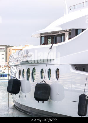 Ibiza, Spanien - 24. Mai 2015. Seitliche Sicht auf einem Schiff im Hafen in Ibiza. Stockfoto