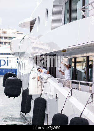 Ibiza, Spanien - 24. Mai 2015. Blick auf ein paar der Personen Reinigung ein Schiff im Hafen in Ibiza. Stockfoto