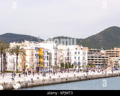 IBIZA, SPANIEN - 24. MAI 2015. Allgemeine Ansicht der Ibiza Hafen ina bewölkt Frühlingstag. Stockfoto