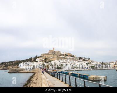 IBIZA, SPANIEN - 24. MAI 2015. Die markante Ibiza Architektur spiegelt einen mediterranen Stil. Blick auf die Altstadt von Ibiza Stadt. Stockfoto