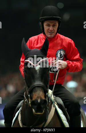 Sir Anthony McCoy konkurriert im Markel Champions Challenge zugunsten des Verletzten Jockeys Fundduring Tag vier der London International Horse Show in London Olympia. Stockfoto