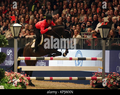 Sir Anthony McCoy konkurriert im Markel Champions Challenge zugunsten des Verletzten Jockeys Fundduring Tag vier der London International Horse Show in London Olympia. Stockfoto