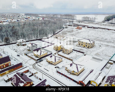 Luftaufnahme des Dorfes im Winter. Russisch Stockfoto