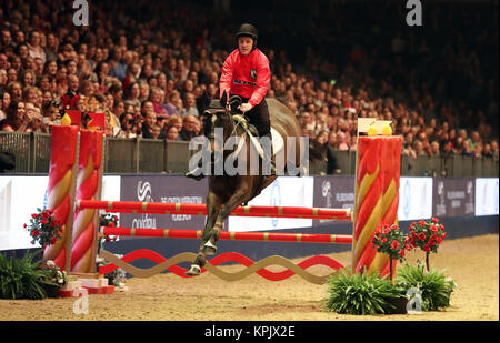 Sir Anthony McCoy konkurriert im Markel Champions Challenge zugunsten des Verletzten Jockeys Fundduring Tag vier der London International Horse Show in London Olympia. Stockfoto