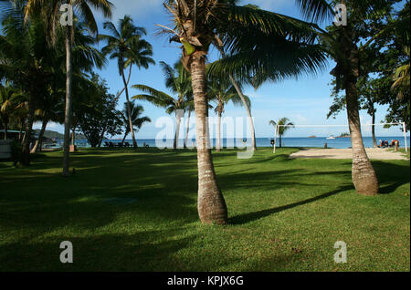 Sand-Volleyballplatz entlang Rasen Paradise Sun Hotel in der Nähe von Strand, Insel Praslin, Seychellen. Stockfoto