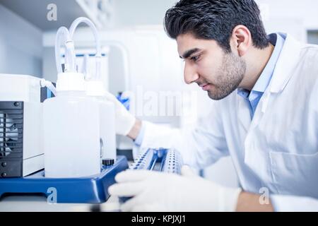 Männliche Labor mit Ausrüstung assistant. Stockfoto