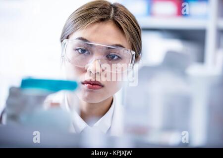 Weibliche Laboratory Assistant tragen Schutzbrille. Stockfoto