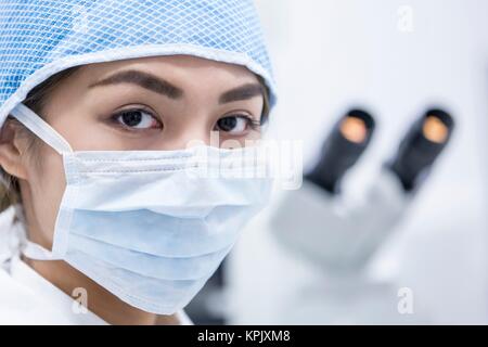 Ärztin durch das Tragen von schützender Maske, Portrait. Stockfoto