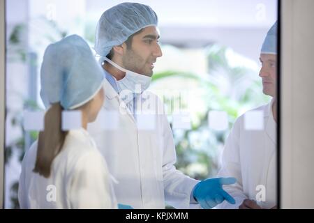 Chirurgen Schutzkleidung in der Diskussion. Stockfoto