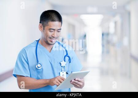 Männlichen Arzt mit digital-Tablette. Stockfoto