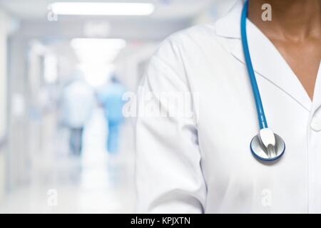 Frau Doktor mit Stethoskop, aus der Nähe. Stockfoto