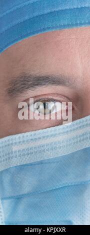 Männlicher Arzt tragen Mundschutz, aus der Nähe. Stockfoto