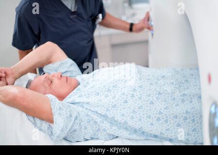 Männliche Patienten Eingabe MRT-Scanner. Stockfoto