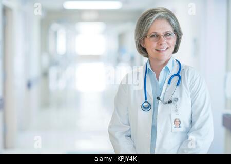 Reife weibliche Arzt lächelnd, Portrait. Stockfoto