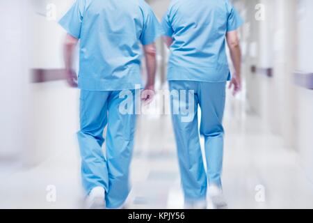 Zwei Ärzte tragen surgical Scrubs, Ansicht von hinten. Stockfoto