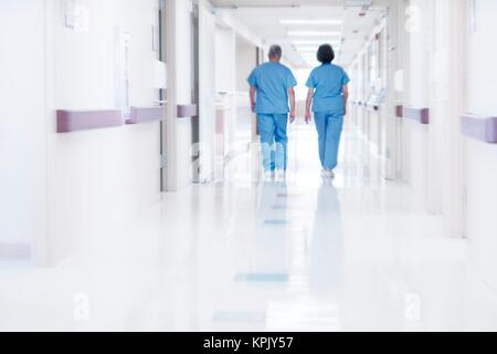 Zwei Ärzte tragen surgical Scrubs, Ansicht von hinten. Stockfoto