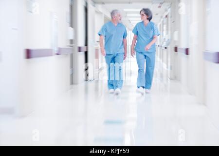 Zwei Ärzte tragen Chirurgische scheuert. Stockfoto