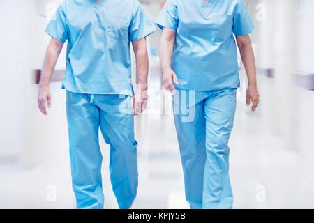 Zwei Ärzte tragen surgical Scrubs, Ansicht von vorne. Stockfoto
