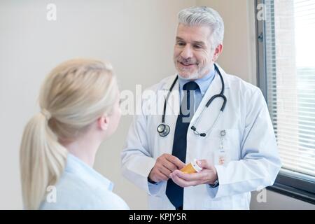 Reifen Arzt mit Patientin, Portrait. Stockfoto