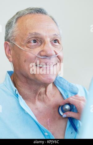 Arzt untersuchen Patienten mit Stethoskop. Stockfoto
