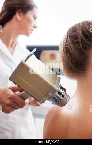 Junge Frau in der Hautklinik in Mole gescannt unter Kamera. Stockfoto