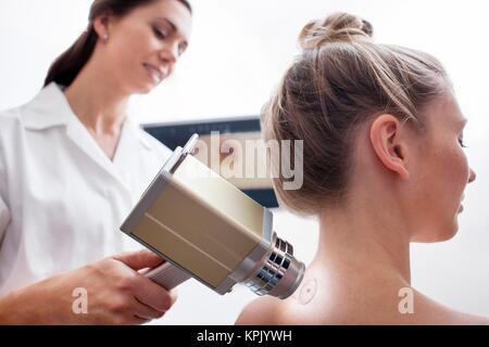 Junge Frau in der Hautklinik in Mole gescannt unter Kamera. Stockfoto