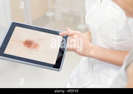 Weibliche Mediziner mit digitalen Tablet mit weiblichen Patienten. Stockfoto