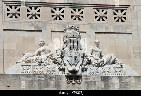 Reliefskulptur auf Caixa Catalunya, katalanische Sparkasse, Barcelona, Spanien. Stockfoto