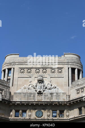 Reliefskulptur auf Caixa Catalunya, katalanische Sparkasse, Barcelona, Spanien. Stockfoto