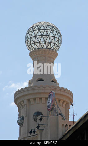 Dreieckige Glaskuppel auf dem Dach eines Gebäudes, Barcelona, Spanien. Stockfoto