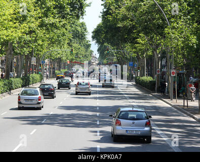 Vier zweispurigen Einbahnstraße / Road, Barcelona, Spanien. Stockfoto