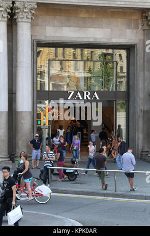 Zara in Glories Shopping Center in der Nähe von Torre Agbar, Barcelona, Spanien, Katalonien Plaza aufbewahren. Stockfoto