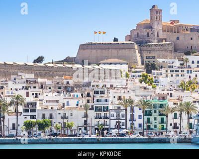 IBIZA, SPANIEN - 28. MAI 2015. Die markante Ibiza Architektur spiegelt einen mediterranen Stil. Blick auf die Altstadt von Ibiza Stadt. Stockfoto