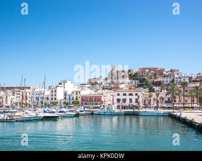 IBIZA, SPANIEN - 28. MAI 2015. Die markante Ibiza Architektur spiegelt einen mediterranen Stil. Blick auf die Altstadt von Ibiza Stadt. Stockfoto