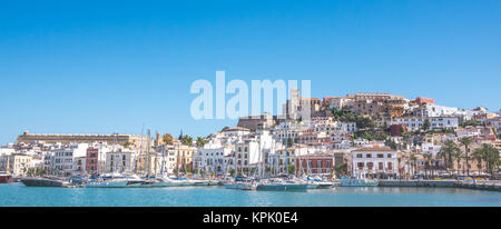 Schöne Licht der Sonne über die Stadt Ibiza in pamorma Format Stockfoto