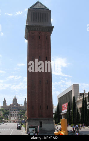 Rechts eine der beiden venezianischen Türme Placa / Plaza d ' Espanya, Katalonien, Barcelona, Spanien. Stockfoto