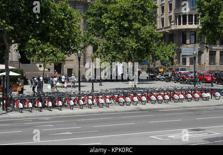 Bicing Station, Fahrräder nur im System mit parkenden Fahrräder vor dem Computerwoche Post Gebäude, neben einem Wohnhaus, Barcelo Stockfoto