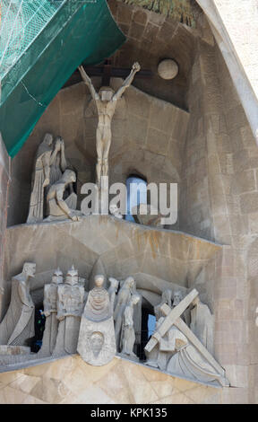 Skulptur von Jesu Kreuzigung in der Basilika ich Temple Expiatori de la Sagrada Familia (Basilika und Sühneopfer Kirche der Heiligen Familie) Kirche, B Stockfoto