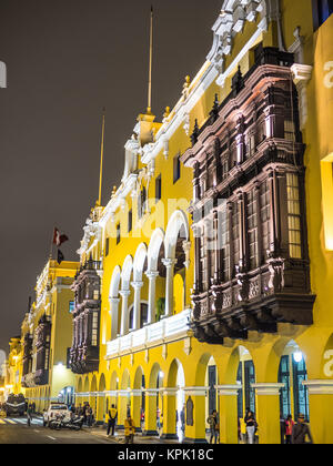 LIMA, PERU - 17. SEPTEMBER 2015. In Lima, in der Plaza de Armas (Hauptplatz) die Architektur bleibt wie in der Kolonialzeit. Stockfoto