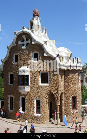 Der Pabellon de Entrada-Pavillon im Park Güell, der Berg El Carmel in Gracia Viertel von Katalonien, Barcelona, Spanien. Stockfoto