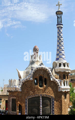 Der Pabellon de Entrada-Pavillon im Park Güell, der Berg El Carmel in Gracia Viertel von Katalonien, Barcelona, Spanien. Stockfoto