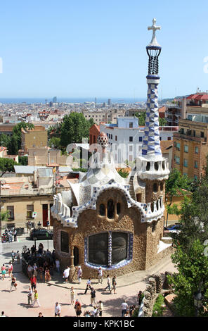 Der Pabellon de Entrada-Pavillon im Park Güell, der Berg El Carmel in Gracia Viertel von Katalonien, Barcelona, Spanien. Stockfoto