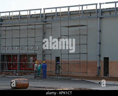 Industrielle Baustelle mit Add-ons mit Gerüsten, East London, Eastern Cape, Südafrika. Stockfoto