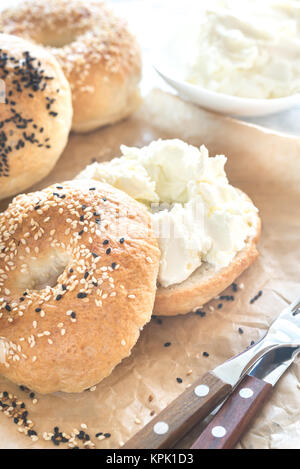 Bagel mit Frischkäse Stockfoto