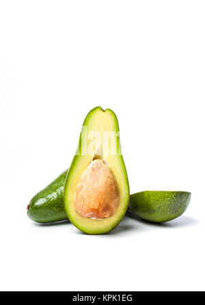 Avocado Schichten auf weißem Hintergrund. Gesunde Ernährung Stockfoto