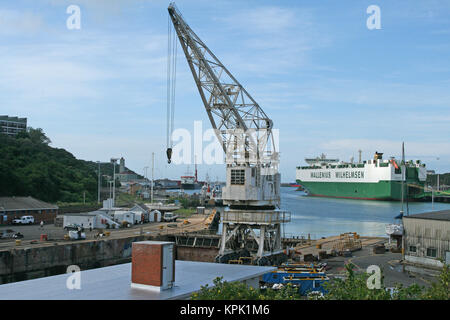 Trockendock Hafen und Kran mit Schiff, Hafen von East London, Eastern Cape, Südafrika. Stockfoto