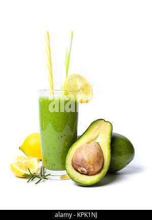 Avocado Smoothie und Früchte auf weißem Hintergrund Stockfoto